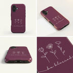 Hochwertige Handyhülle BE BLESSED in tiefem Beerenrot mit weißem Blumen-Design – Produktfoto
