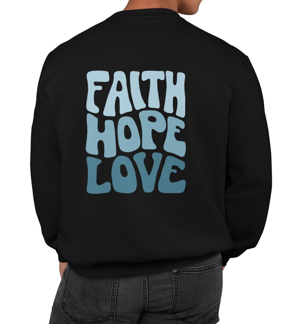 Christliches Sweatshirt FAITH HOPE LOVE in Schwarz, am Modell getragen, 85% Bio-Baumwolle