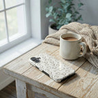 Handyhülle Glaube FOREVER LOVED in creme auf rustikalem Holztisch neben Kaffeetasse, Lifestyle
