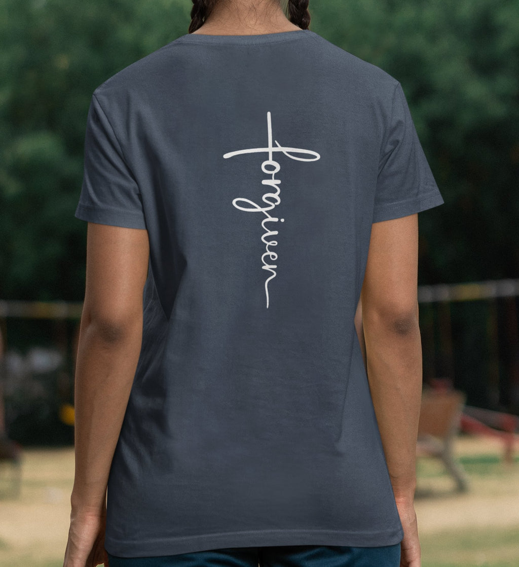 Christliches T-Shirt Forgiven in Dämmerblau, am Modell getragen, 100% Bio-Baumwolle