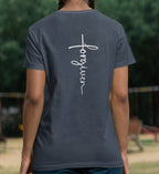 Christliches T-Shirt Forgiven in Dämmerblau, am Modell getragen, 100% Bio-Baumwolle