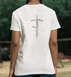 Christliches T-Shirt Forgiven in Schwarz, am Modell getragen, 100% Bio-Baumwolle