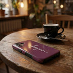 Handyhülle mit Motiv FORGIVEN in Beere auf Holztisch neben schwarzer Kaffeetasse im Café, Lifestyle