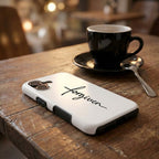 Handyhülle mit Motiv FORGIVEN in Weiß auf Holztisch neben schwarzer Kaffeetasse im Café, Lifestyle