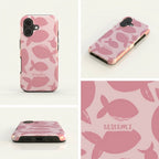 Hochwertige Handyhülle GESEGNET in Rosa mit Fisch-Muster, Nahaufnahme des Designs und Logos – Detailansicht