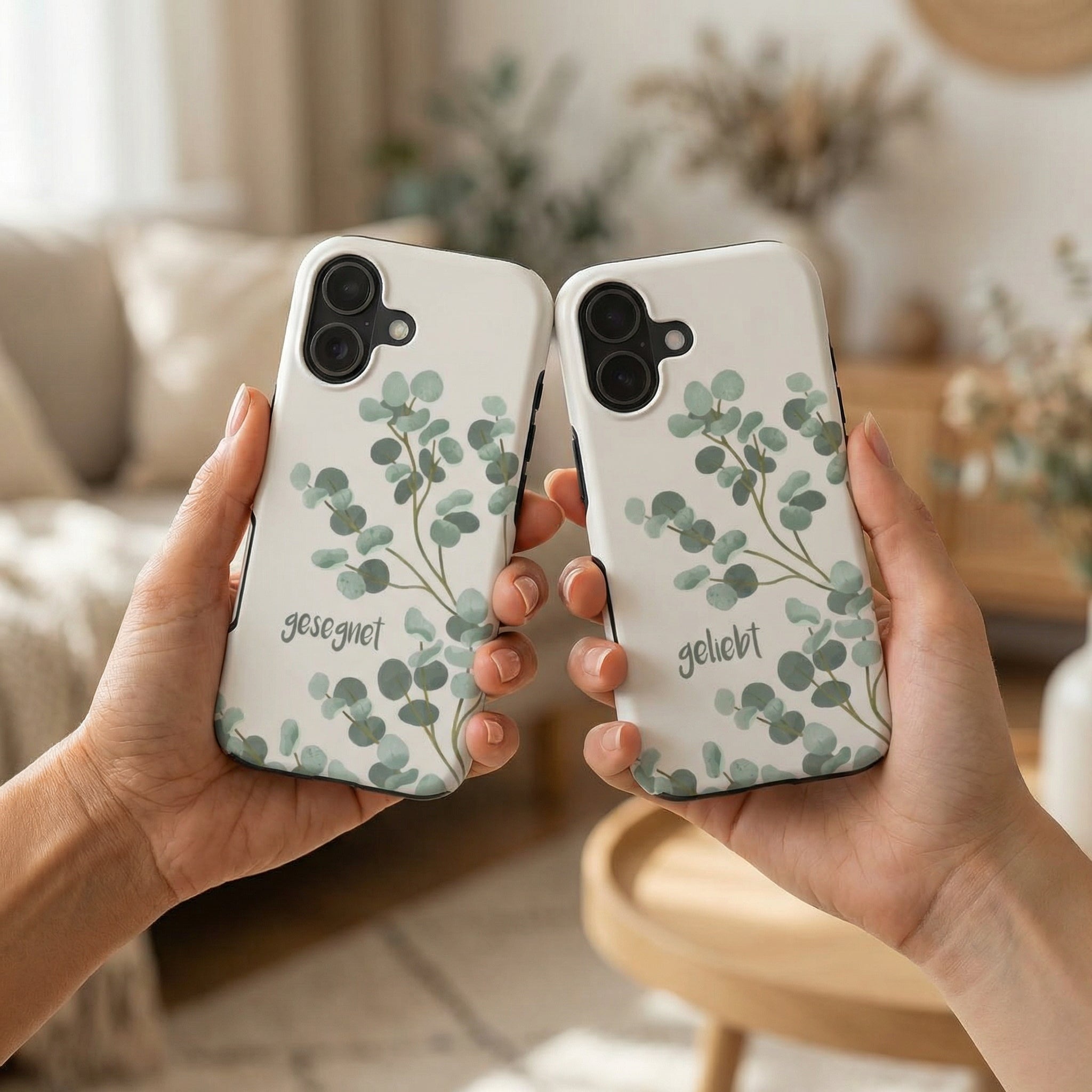 Handyhülle mit Motiv GESEGNET mit botanischem Eukalyptus-Design auf cremefarbenem Hintergrund – Lifestyle