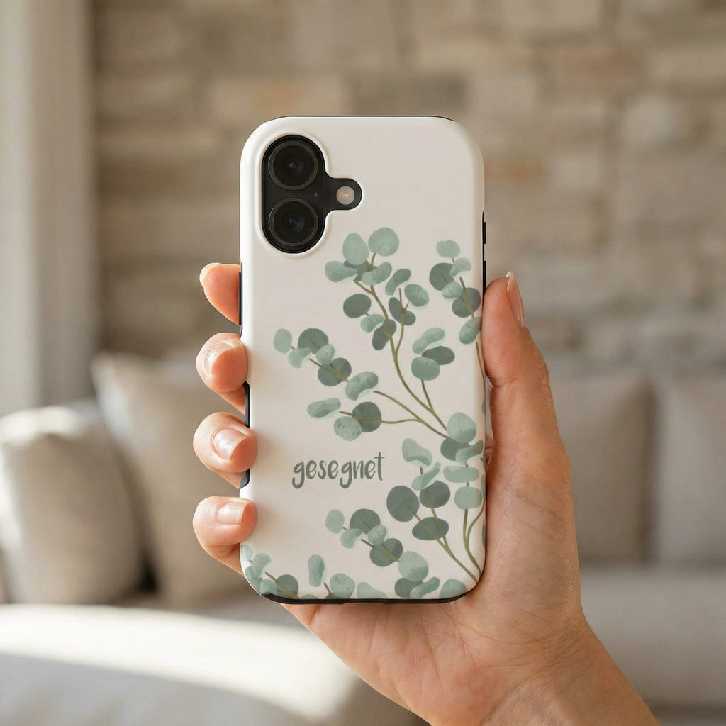Handyhülle Glaube mit GESEGNET Schriftzug in Hand gehalten, cremefarbene Hülle mit Eucalyptus-Design – Lifestyle