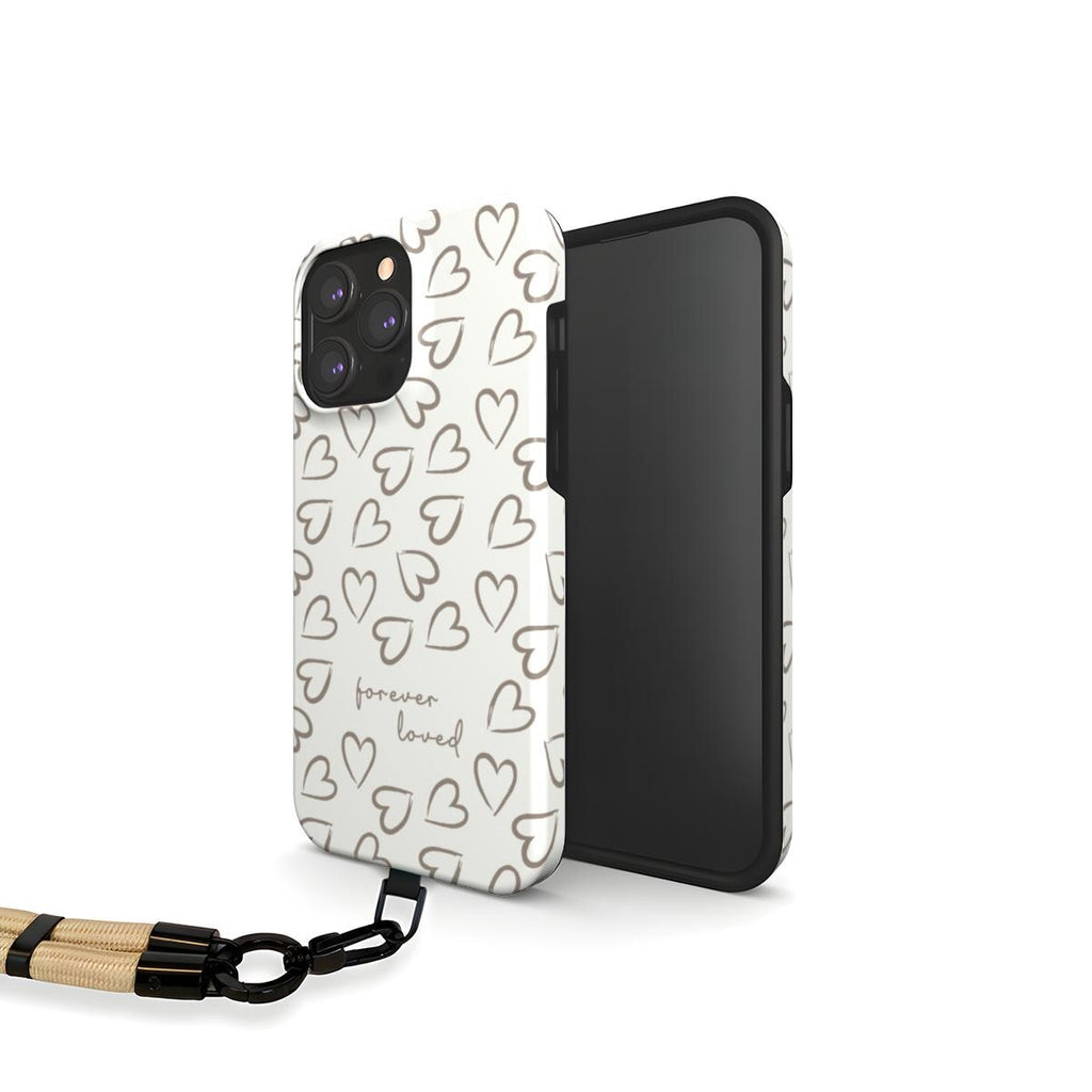 Weiße Handyhülle mit grauem Herzmuster und Schriftzug forever loved, unten eine beige Handykette eingehakt