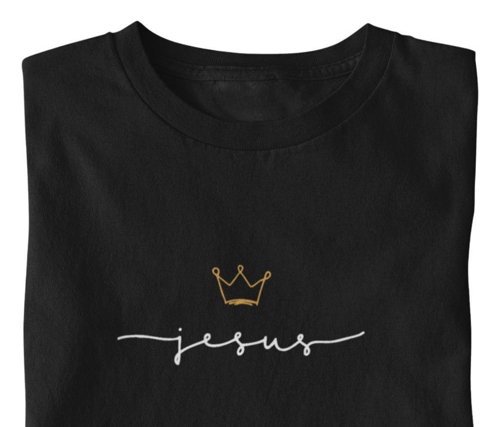 Christliches T-Shirt JESUS IS KING in Schwarz, Detailansicht des Drucks, 100% Bio-Baumwolle