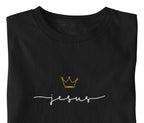 Christliches T-Shirt JESUS IS KING in Schwarz, Detailansicht des Drucks, 100% Bio-Baumwolle