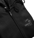 Christlicher Zipper LIFE BY GRACE in Schwarz, Detailansicht des Drucks, 85% Bio-Baumwolle