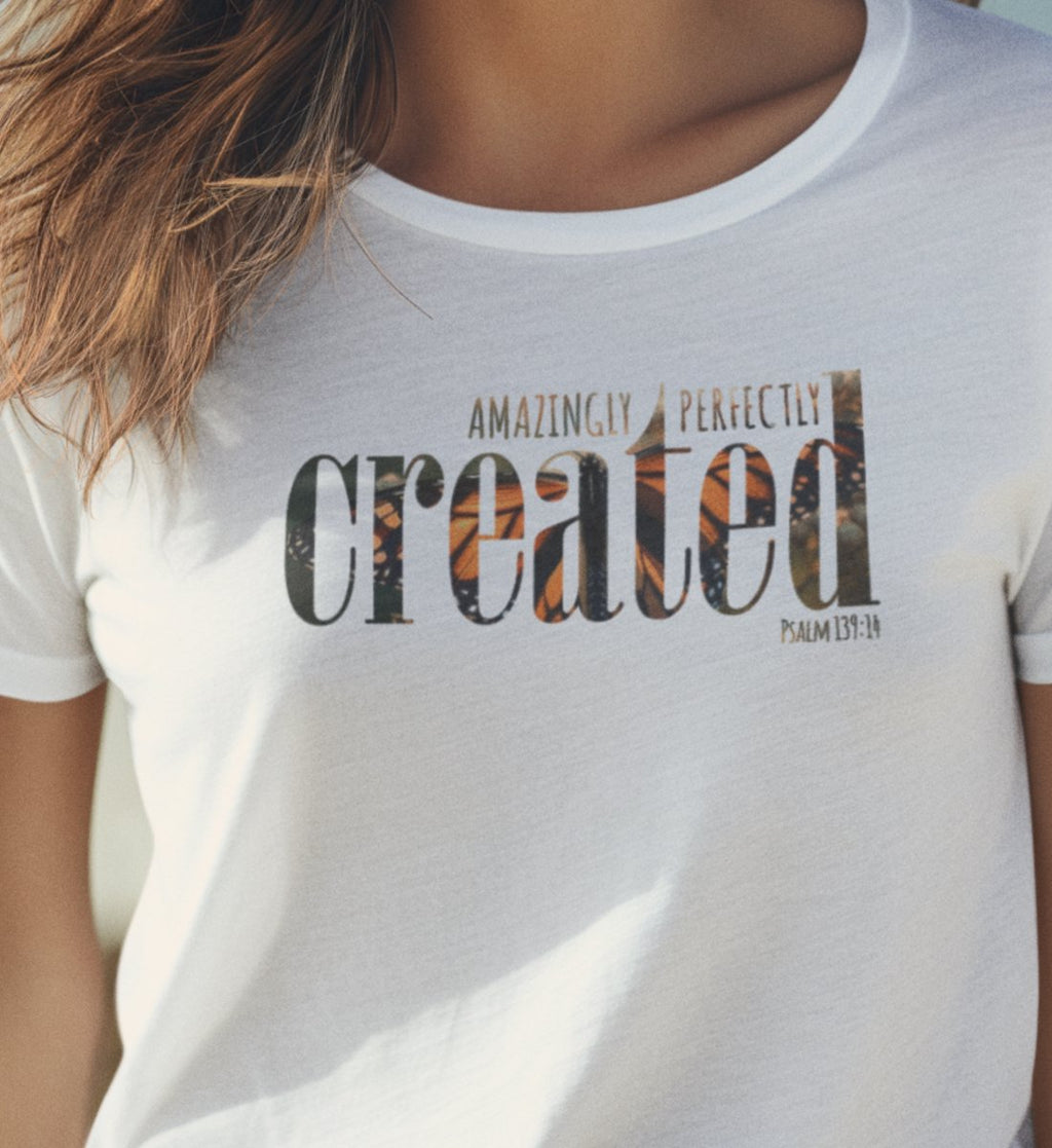 Christliches Damen-T-Shirt PERFECTLY CREATED in Weiß, am Modell getragen, 100% Bio-Baumwolle